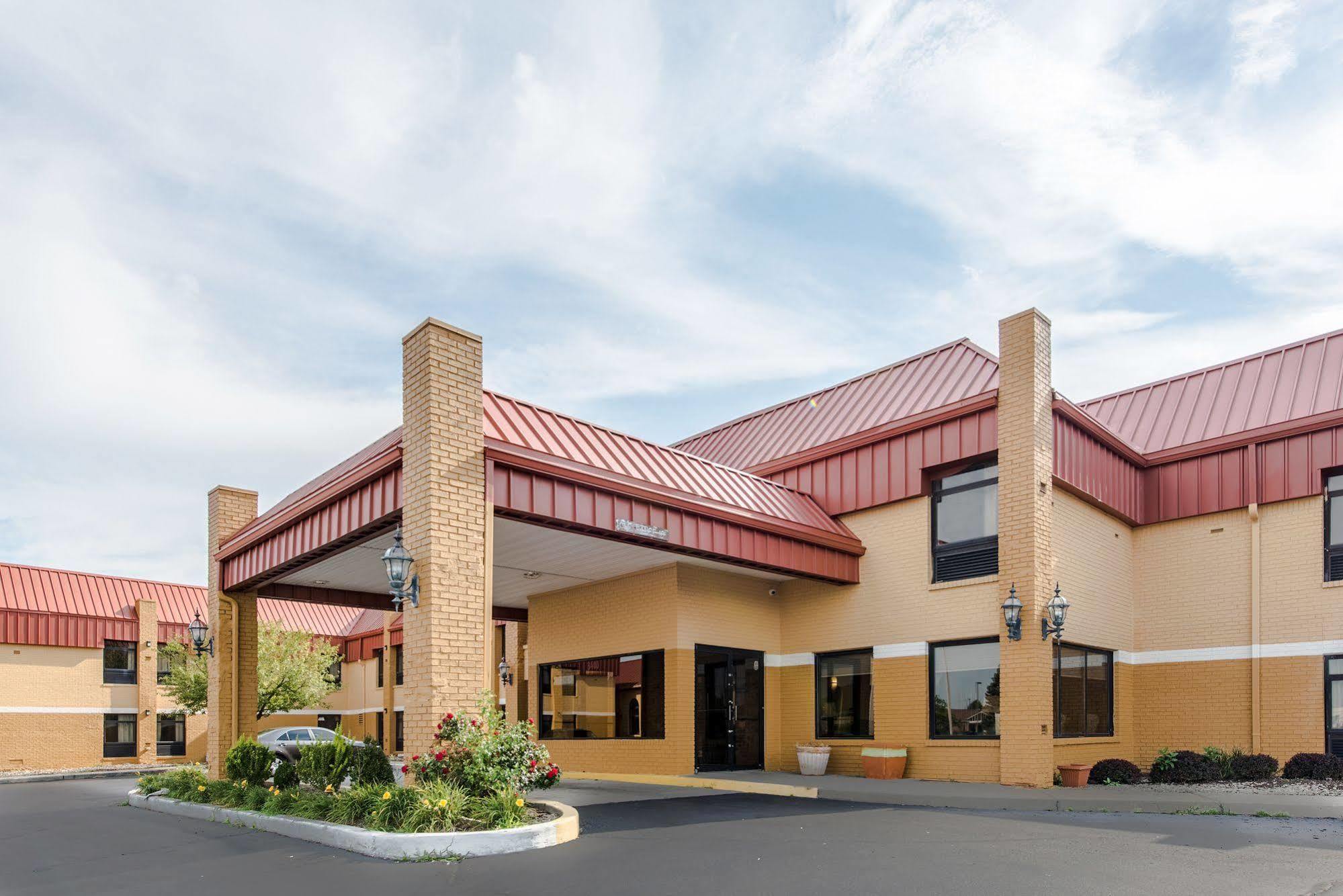 Cardinal Inn & Suites Мънси Екстериор снимка