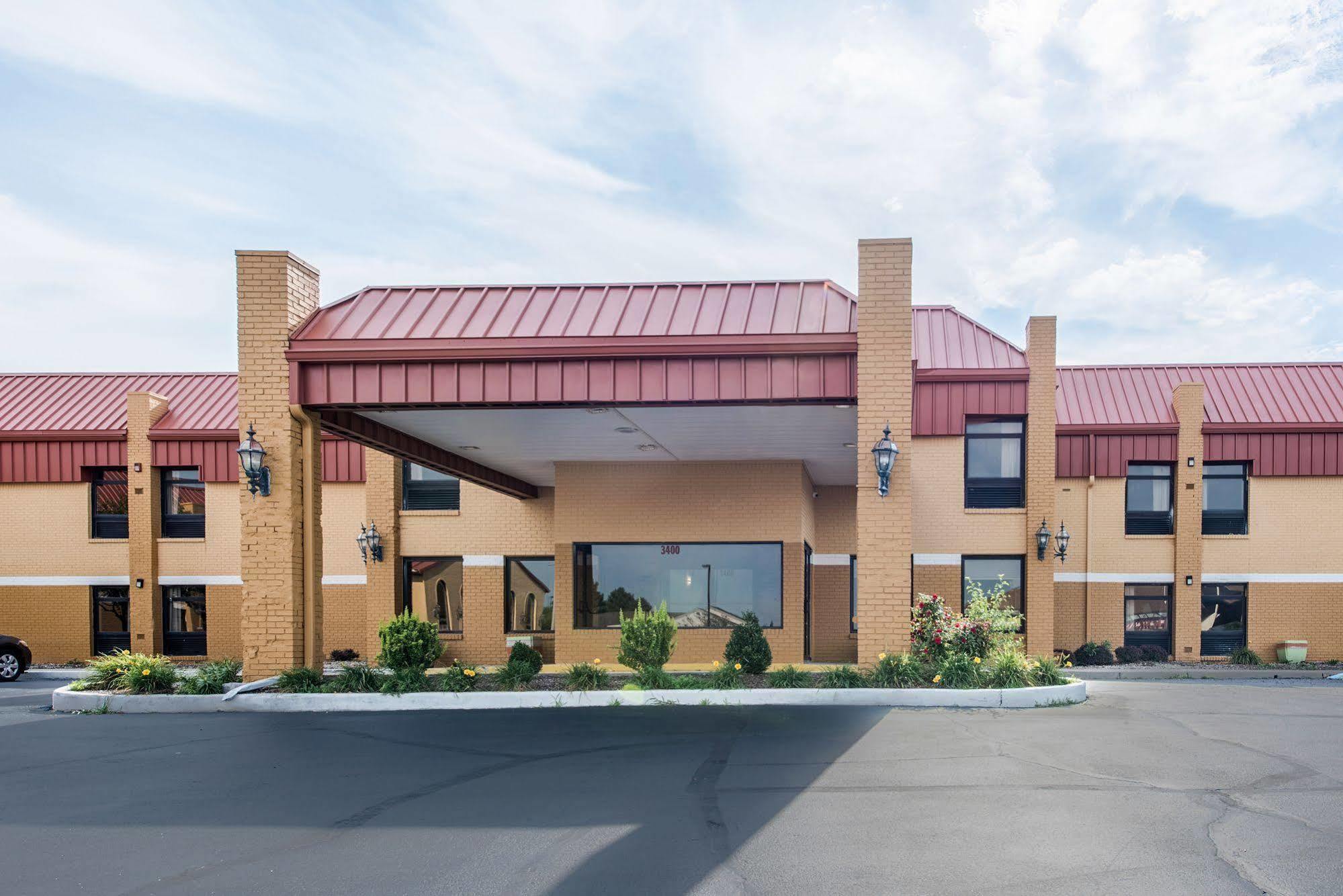 Cardinal Inn & Suites Мънси Екстериор снимка