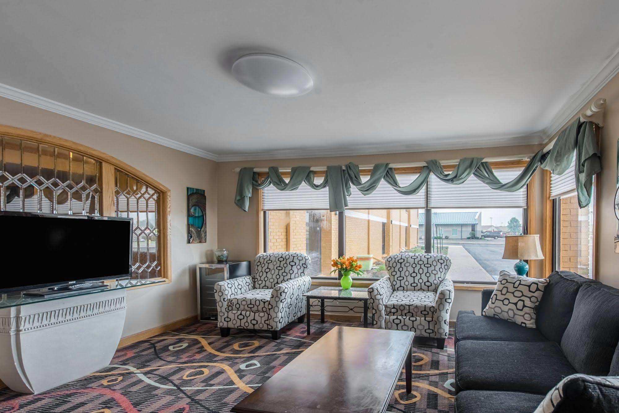 Cardinal Inn & Suites Мънси Екстериор снимка