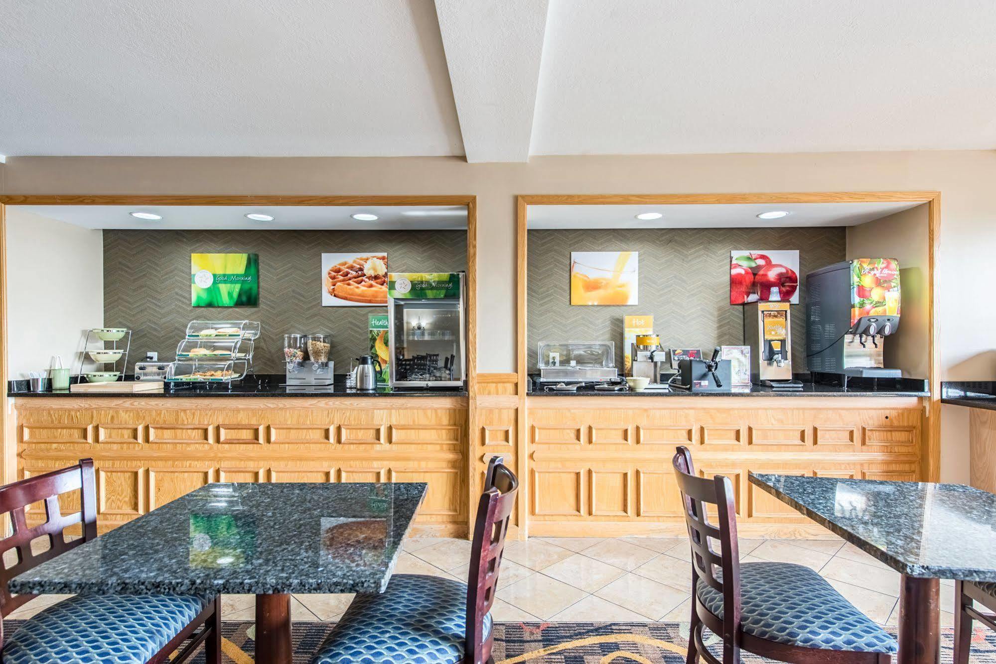 Cardinal Inn & Suites Мънси Екстериор снимка