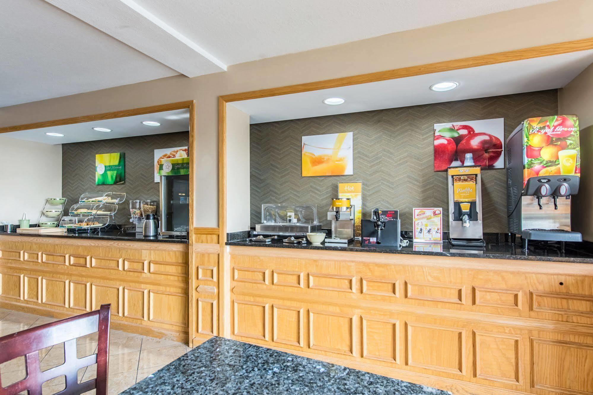 Cardinal Inn & Suites Мънси Екстериор снимка