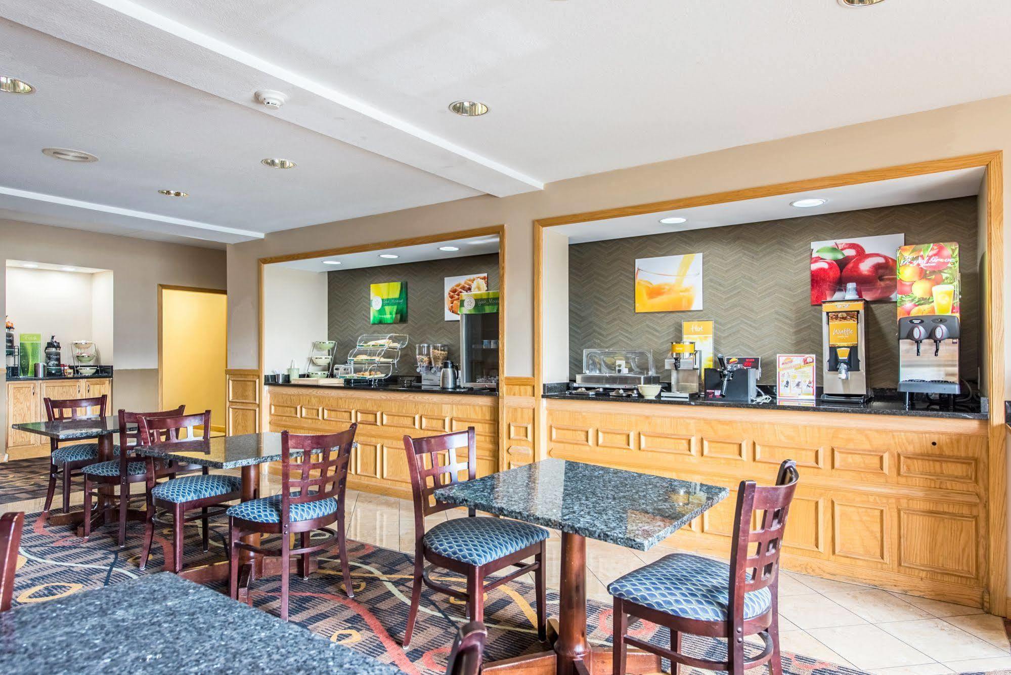 Cardinal Inn & Suites Мънси Екстериор снимка