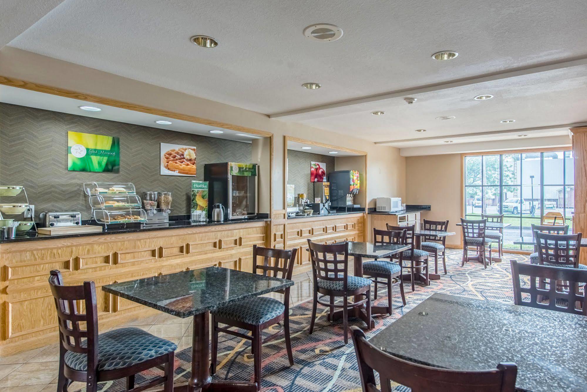 Cardinal Inn & Suites Мънси Екстериор снимка