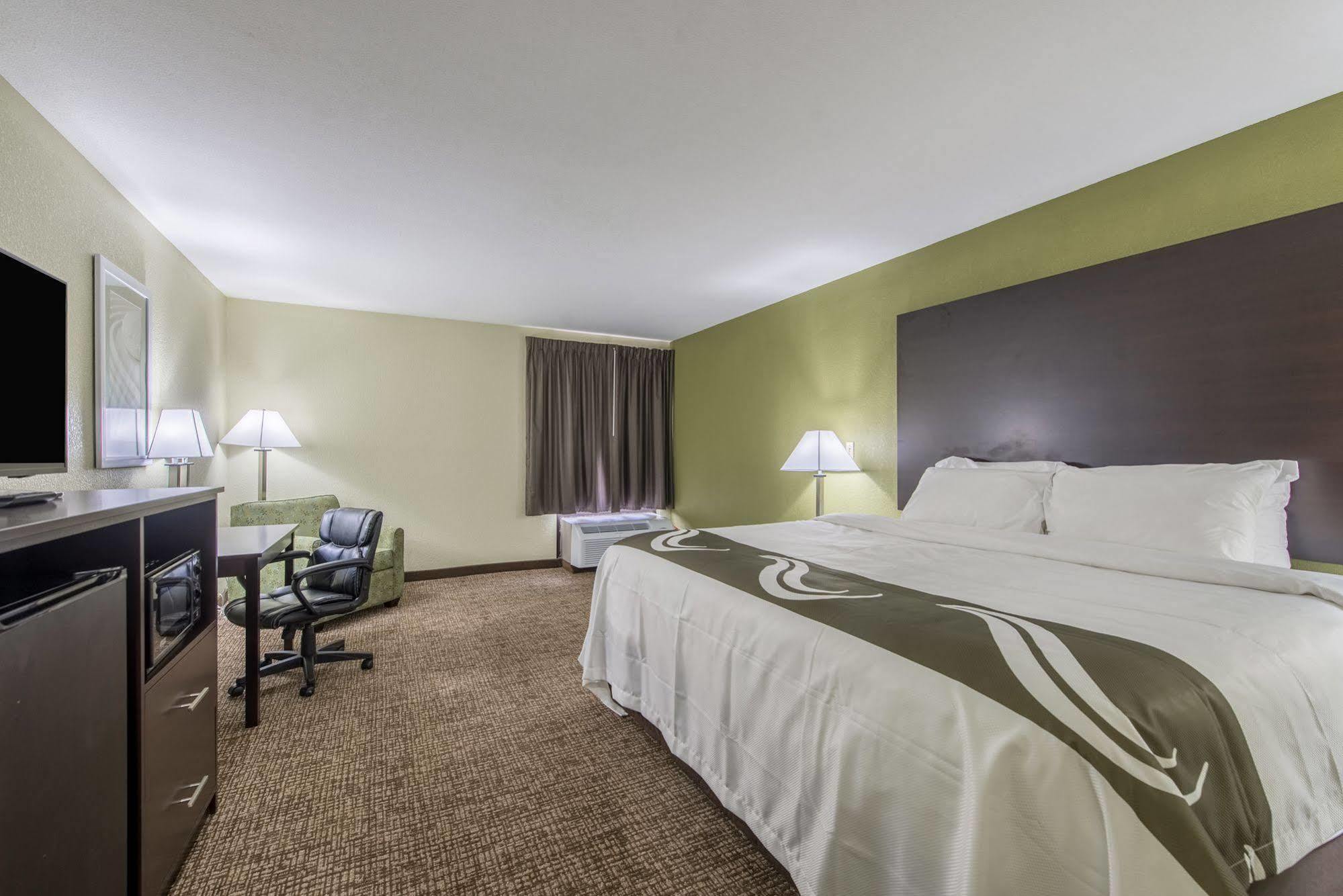 Cardinal Inn & Suites Мънси Екстериор снимка