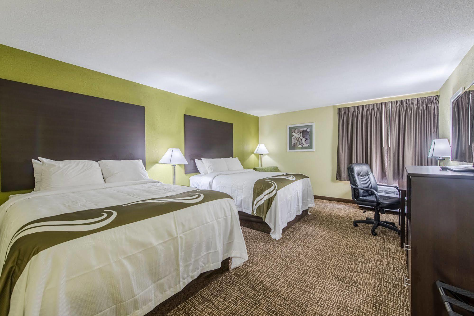 Cardinal Inn & Suites Мънси Екстериор снимка
