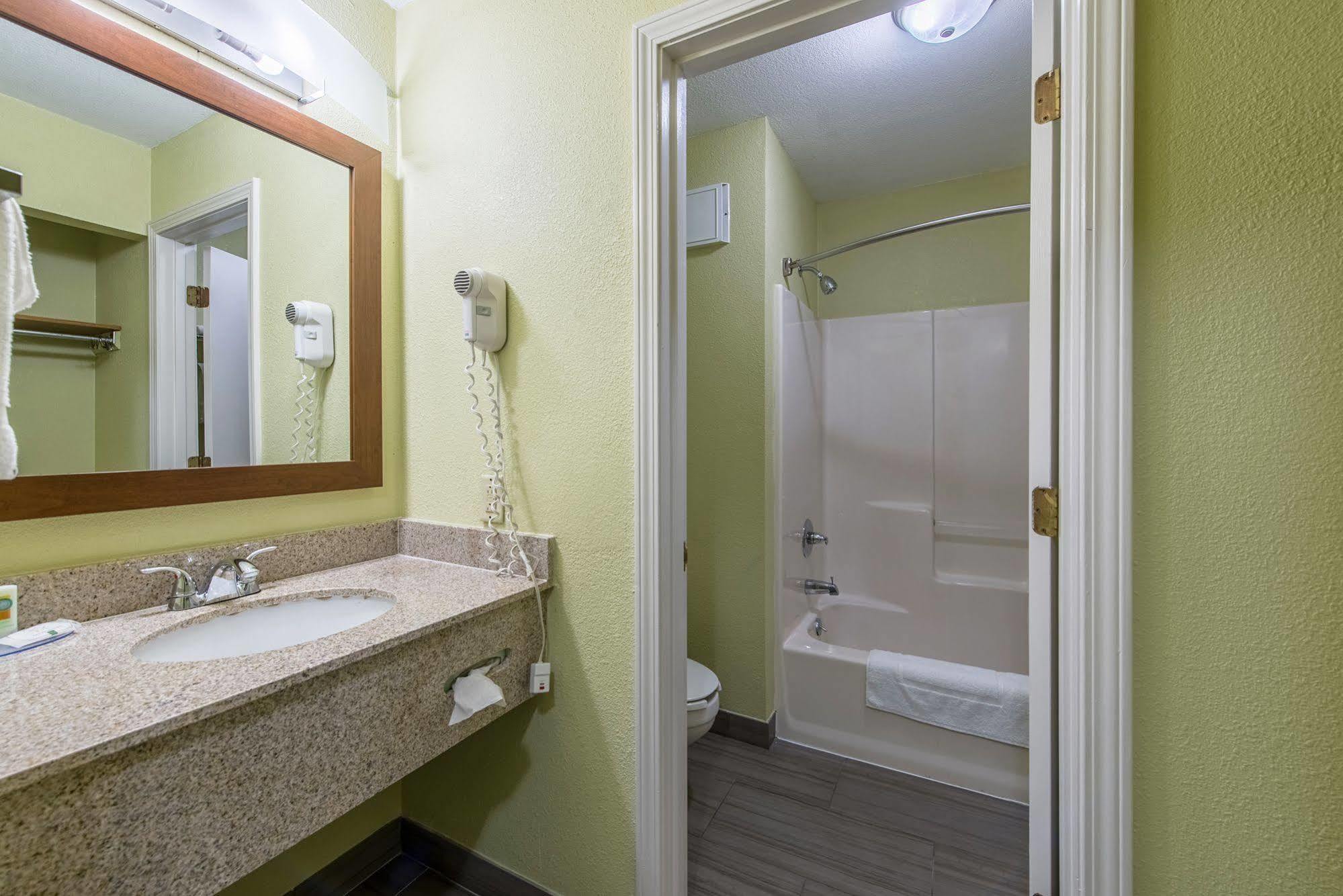 Cardinal Inn & Suites Мънси Екстериор снимка