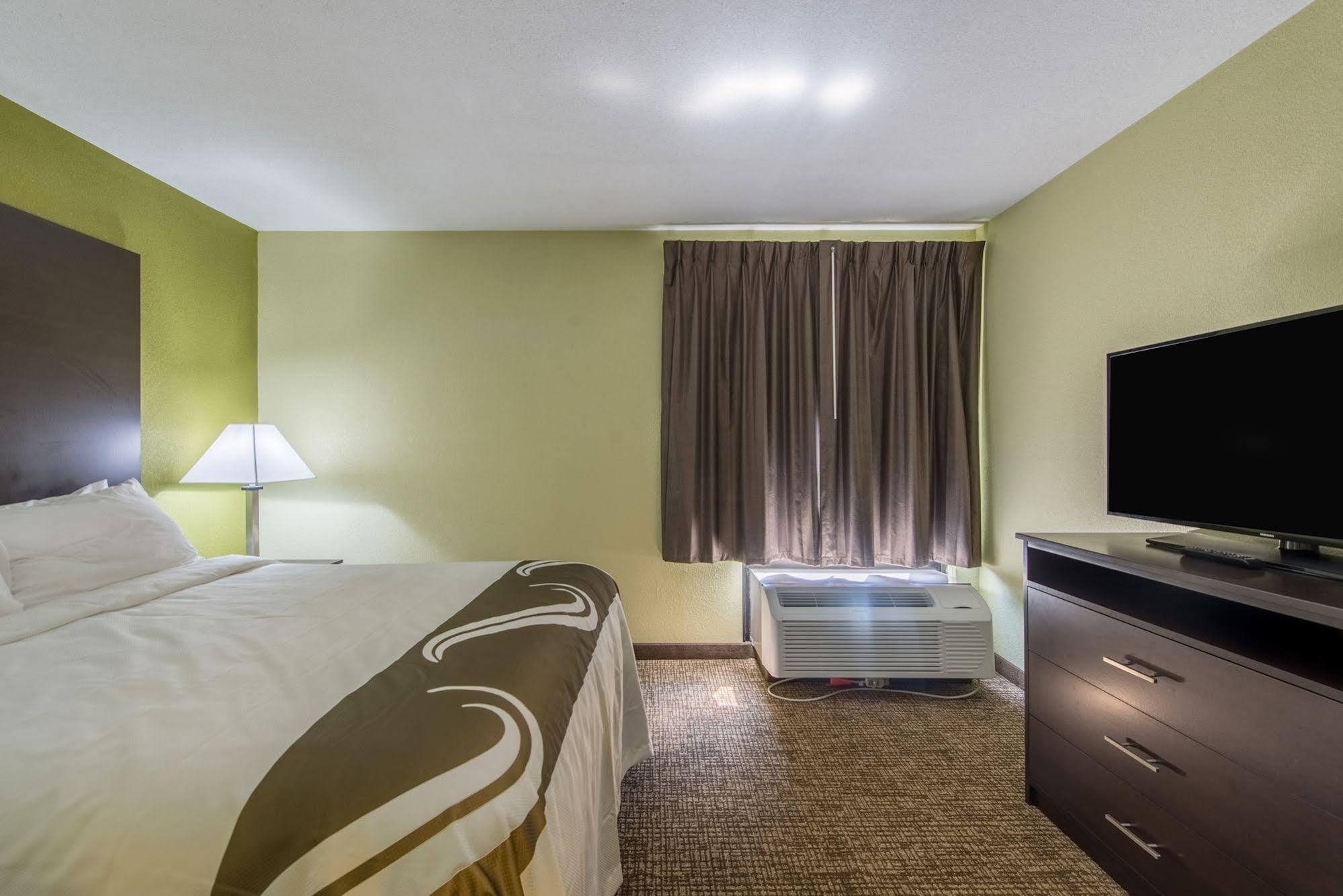 Cardinal Inn & Suites Мънси Екстериор снимка