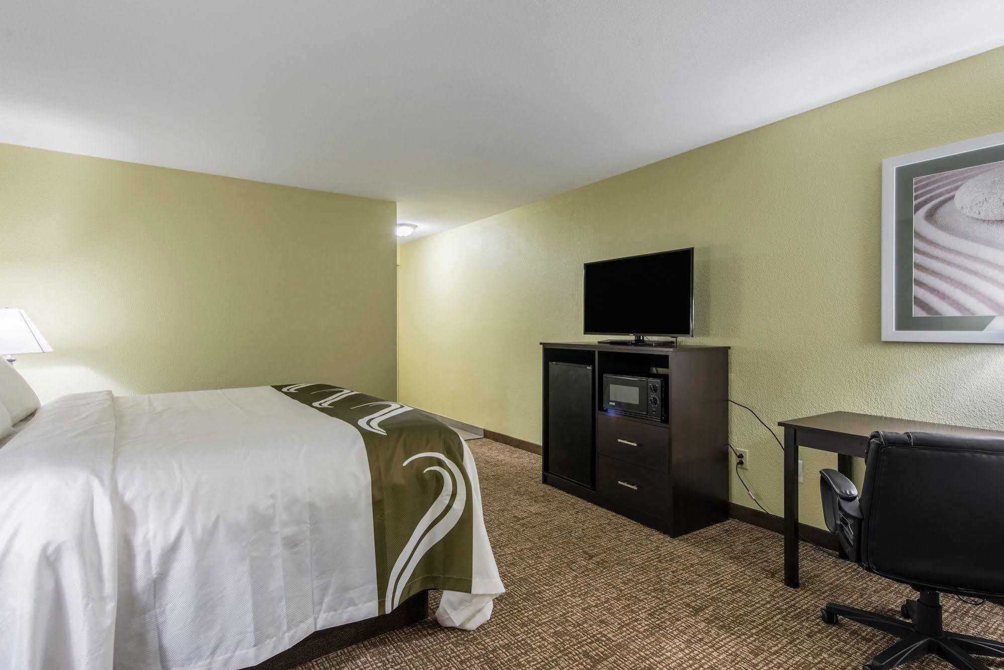 Cardinal Inn & Suites Мънси Екстериор снимка