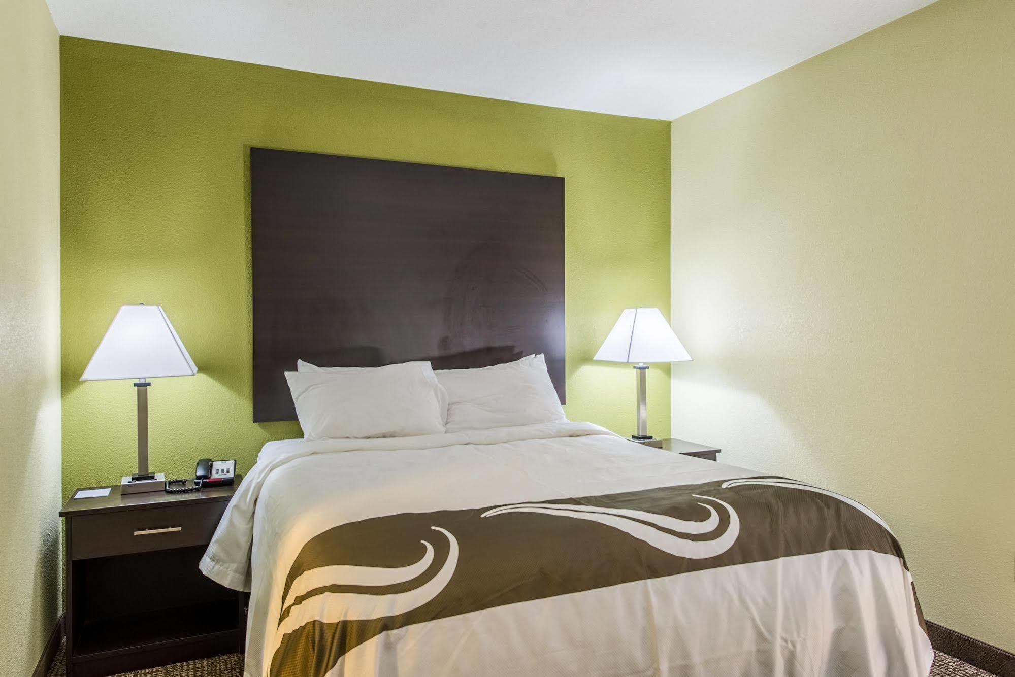 Cardinal Inn & Suites Мънси Екстериор снимка