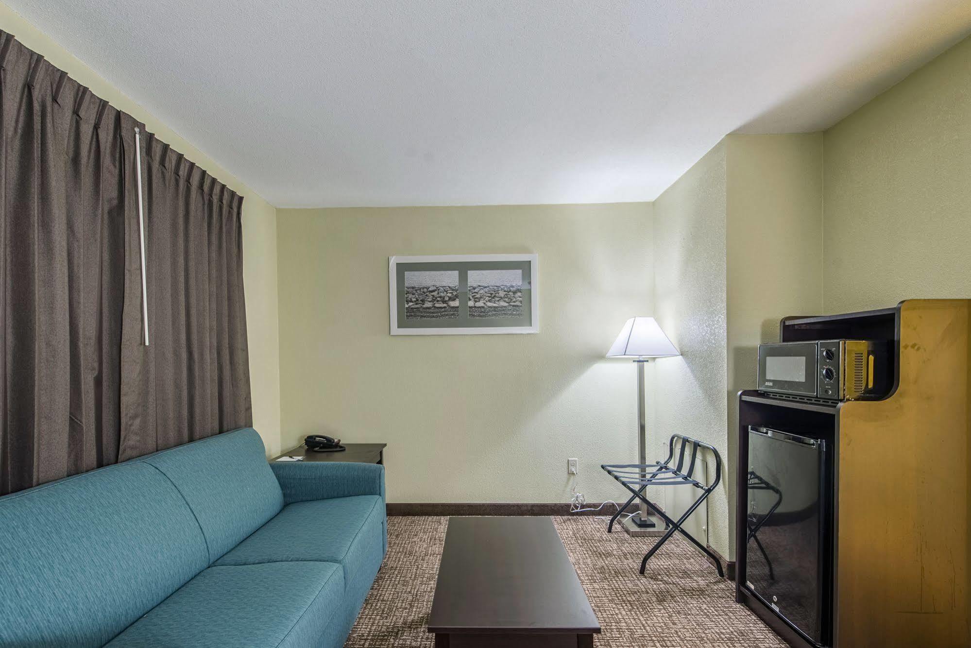 Cardinal Inn & Suites Мънси Екстериор снимка