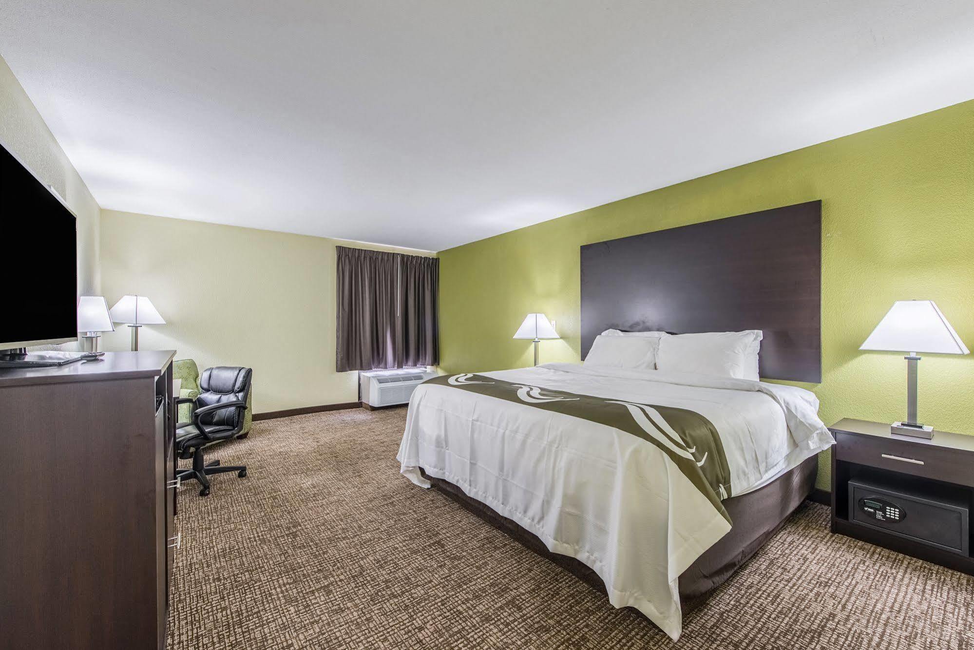 Cardinal Inn & Suites Мънси Екстериор снимка