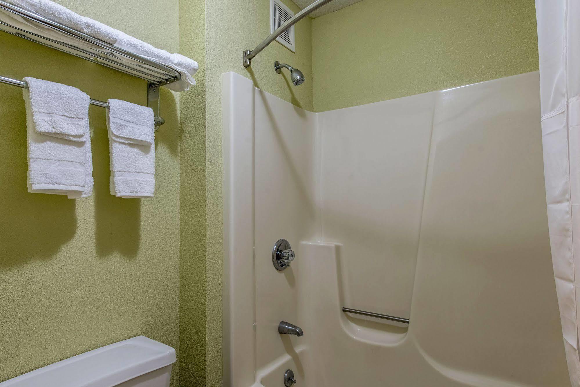 Cardinal Inn & Suites Мънси Екстериор снимка