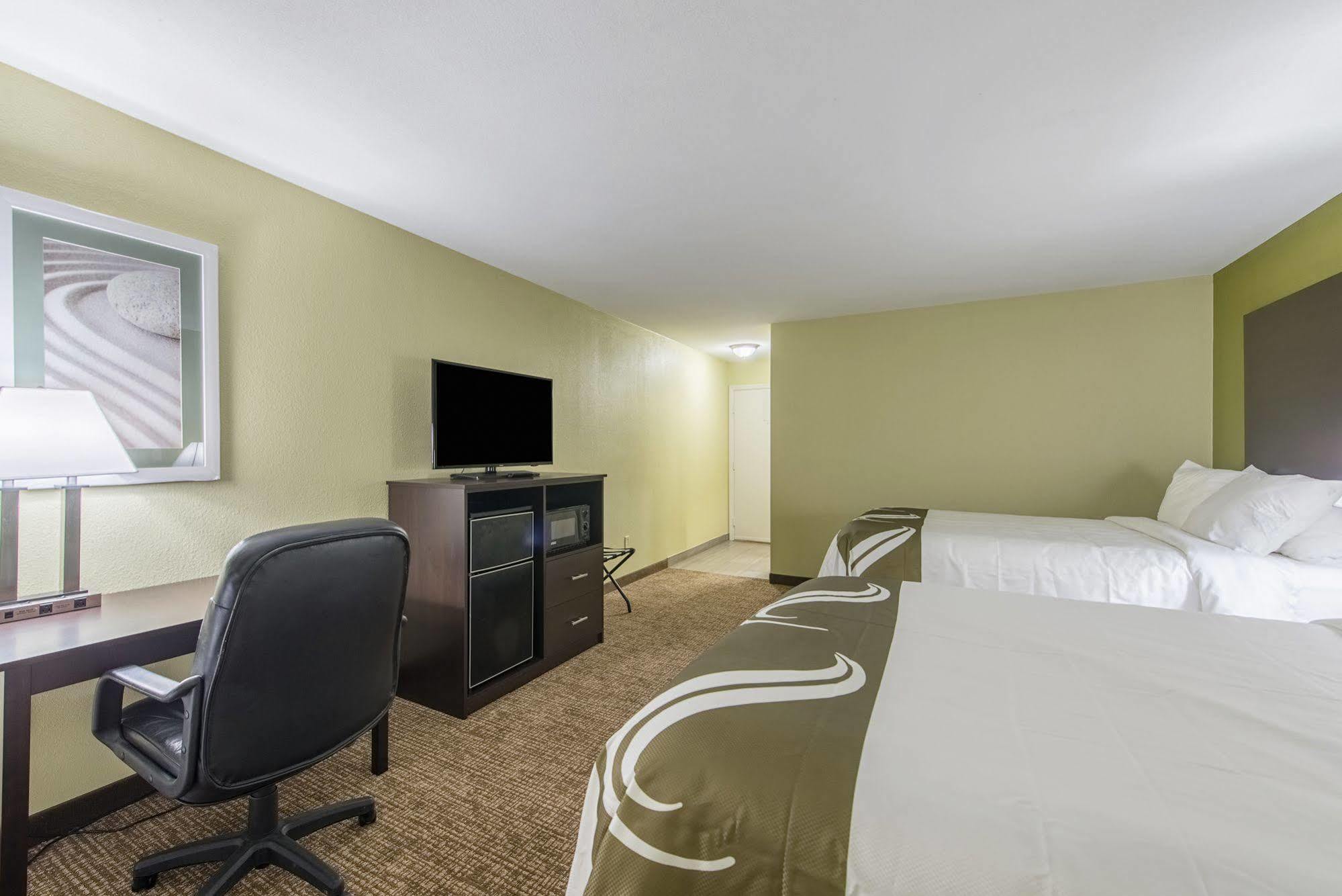 Cardinal Inn & Suites Мънси Екстериор снимка