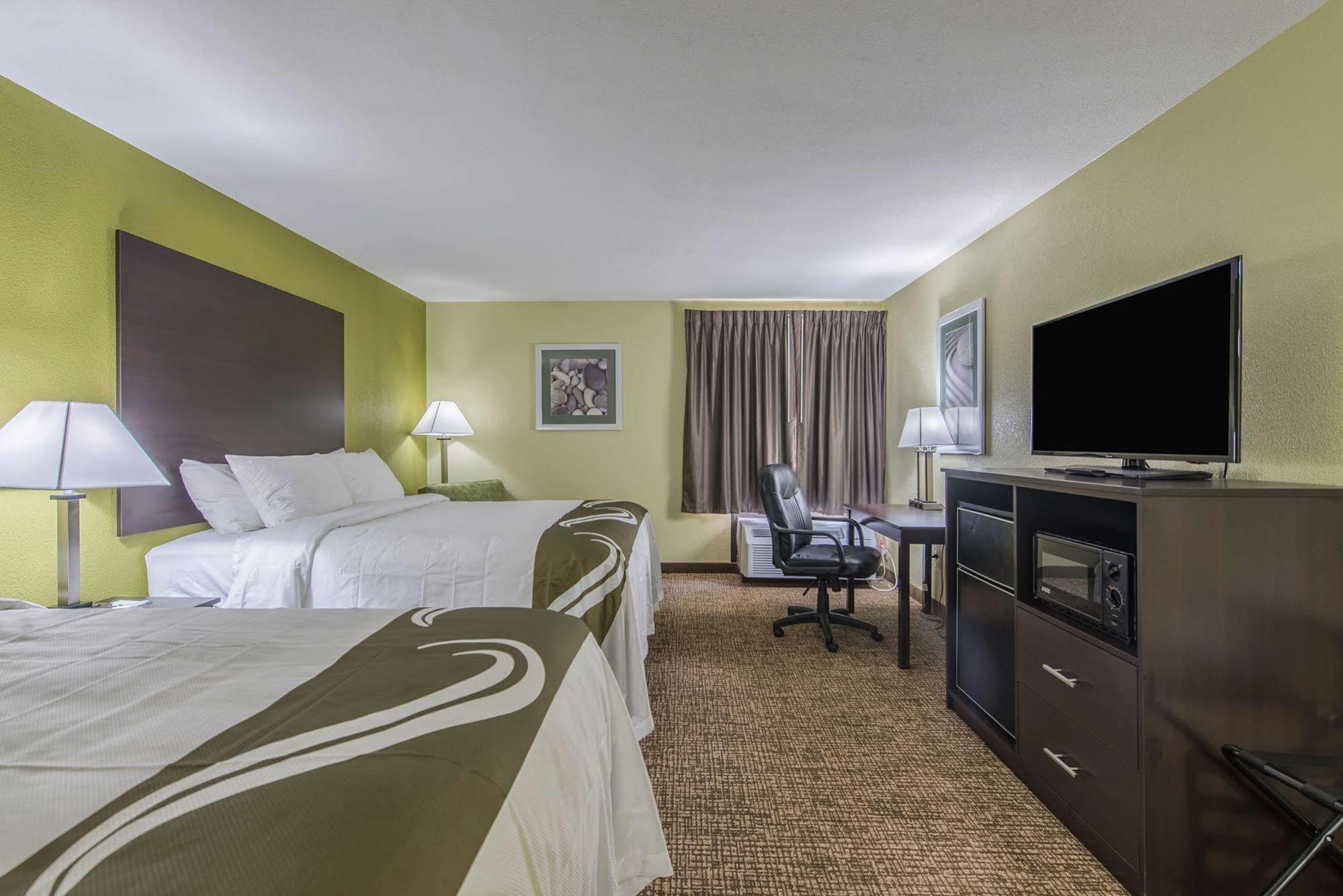 Cardinal Inn & Suites Мънси Екстериор снимка